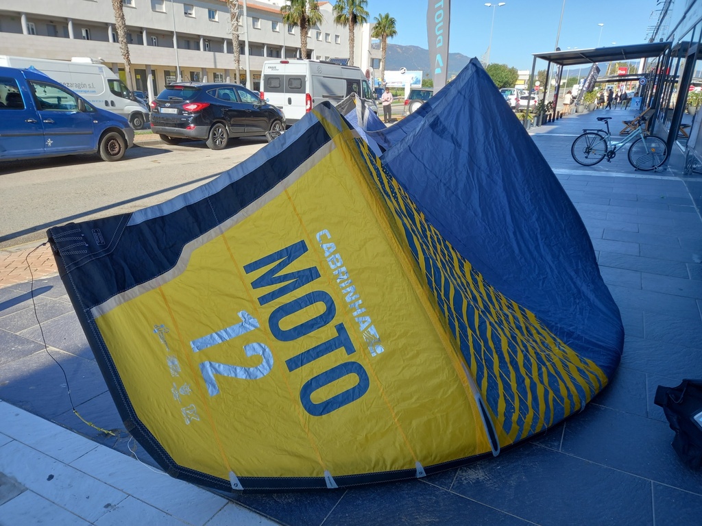 MOTO KITE ONLY 2022 CYAN/YELLOW 12m (used)