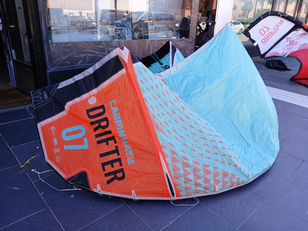 DRIFTER 2022 TURQUOISE/RED 7m (used)